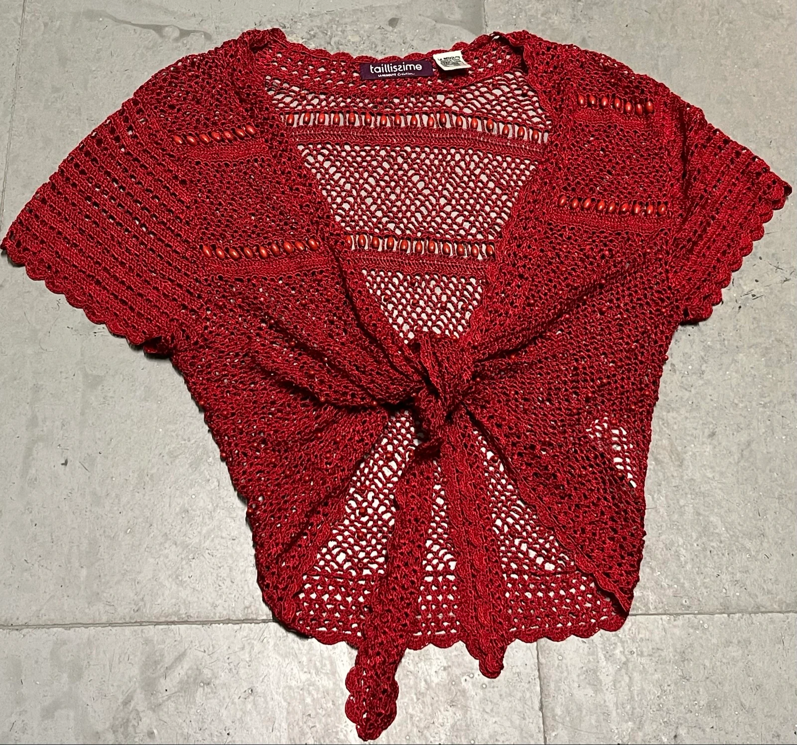 Bolero de ganchillo rojo con cuentas